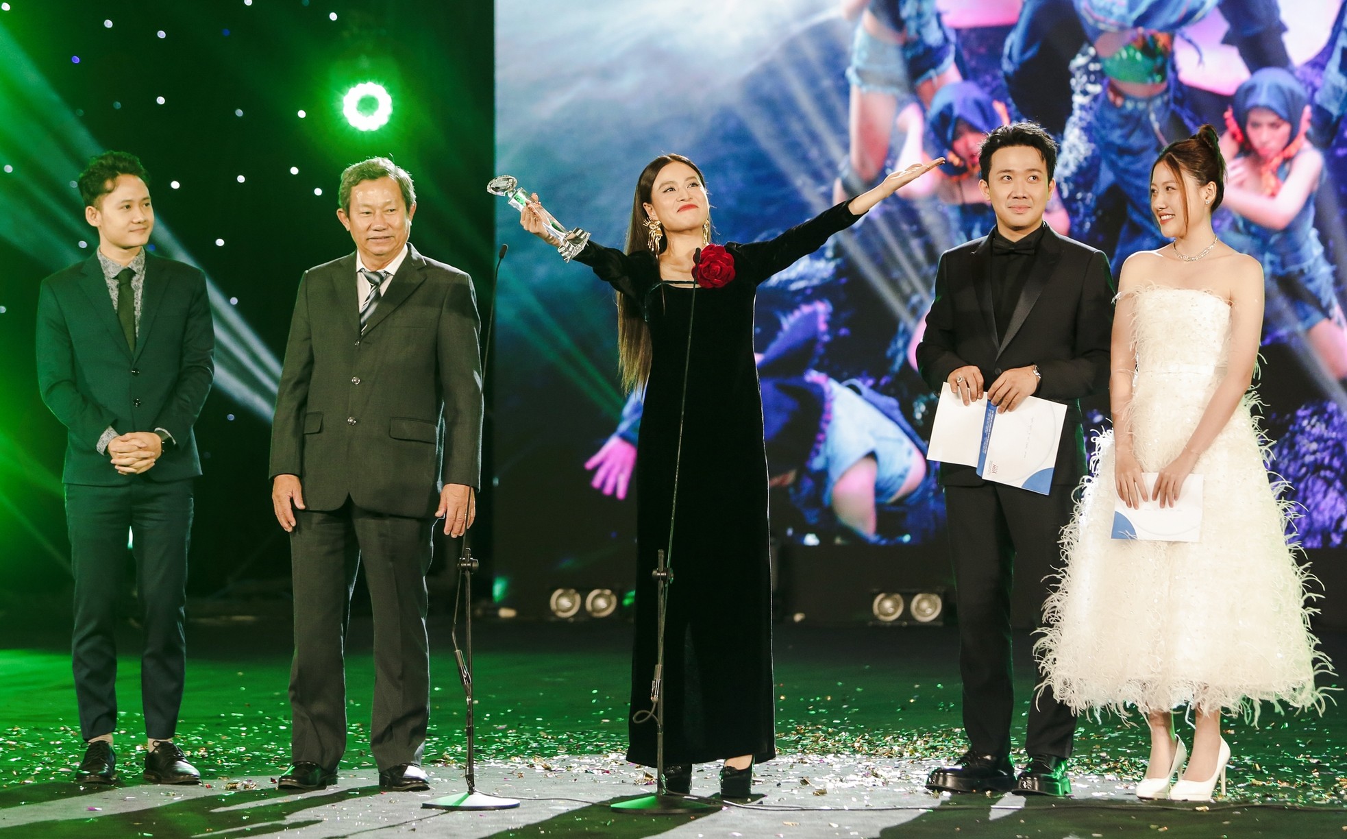 Thành công của ca khúc "See tình" cũng mang về cho Hoàng Thùy Linh nhiều giải thưởng 