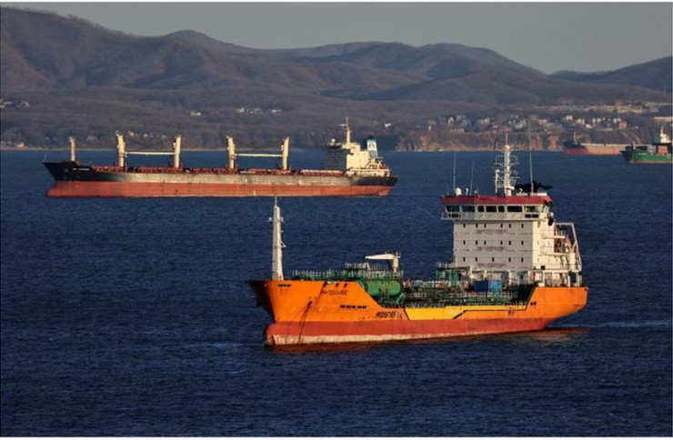 Tàu chở dầu RN Polaris và một tàu sân bay rời đi ở vịnh Nakhodka gần TP cảng Nakhodka (Nga) ngày 4-12-2022. Ảnh: REUTERS