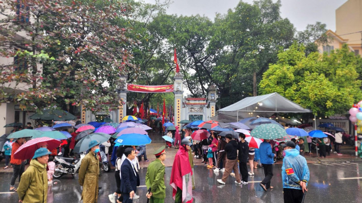 Lễ rước từ đình làng thôn Lộ Bao di chuyển tới Đình Cả sáng 3/2 thu hút đông đảo người dân tham dự. Mặc cho mưa rét, từ 4h sáng các đội rước lễ đã sẵn sàng đội hình. Hội Lim bắt đầu bằng một lễ rước. Thành phần đoàn rước là những người dân được mặc bộ lễ phục thời xưa với màu sắc sặc sỡ.