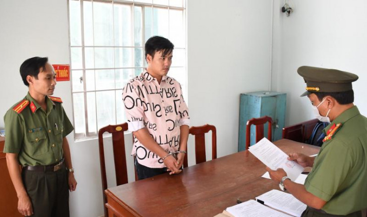 Cơ quan Công an tống đạt các quyết định đối với Nguyễn Văn Tài.