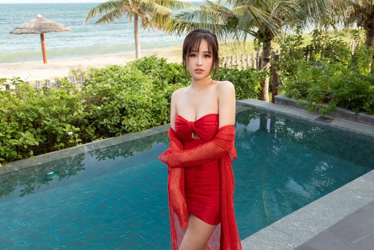 Mai Phương Thúy sinh năm 1988 tại Hà Nội. Người đẹp là Hoa hậu Việt Nam 2006. 
