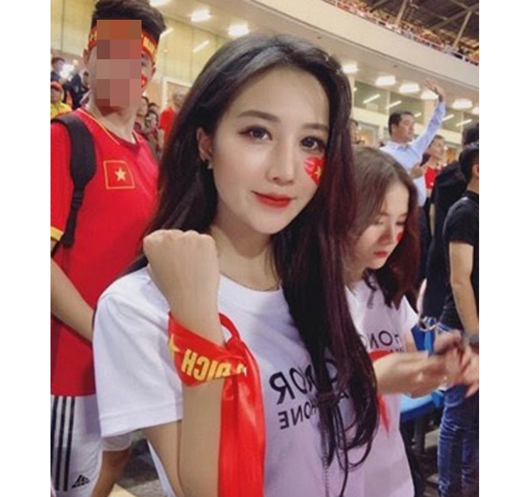 Trần Linh Hương là hot girl Tuyên Quang gây chú ý trên mạng xã hội khi xuất hiện trên khán đài cổ vũ tuyển Việt Nam giải&nbsp;AFF Cup 2018, trận&nbsp;bán kết lượt về giữa đội tuyển Việt Nam và Philippines.&nbsp;
