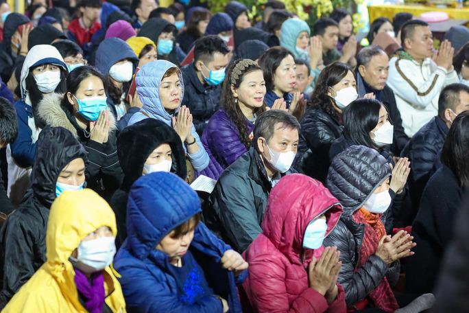 Trong khuôn viên của Tổ đình đã chật kín, không còn chỗ trống. Gốc cây, lối đi đều được trưng dụng để làm chỗ ngồi.