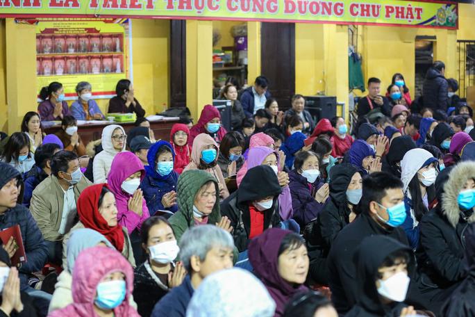 Bên trong khuôn viên chùa du khách cũng như các phật tử đều được hướng dẫn ngồi theo hàng để đảm bảo trật tự tại khu vực làm lễ.
