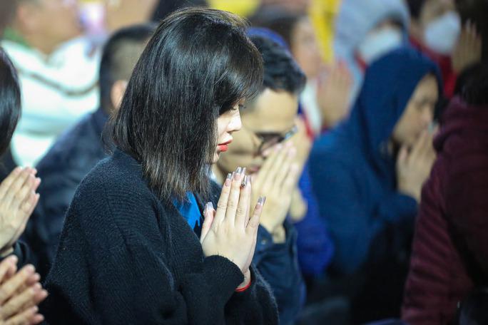 Người dân đổ về chùa Phúc Khánh dâng sao giải hạn trong đêm - 7