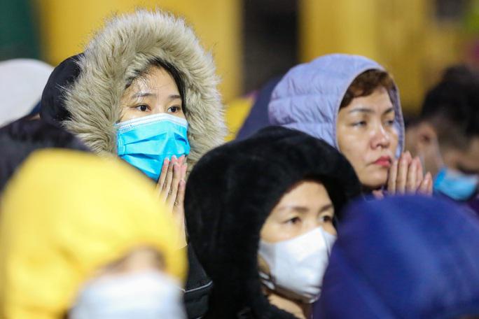 Người dân đổ về chùa Phúc Khánh dâng sao giải hạn trong đêm - 10