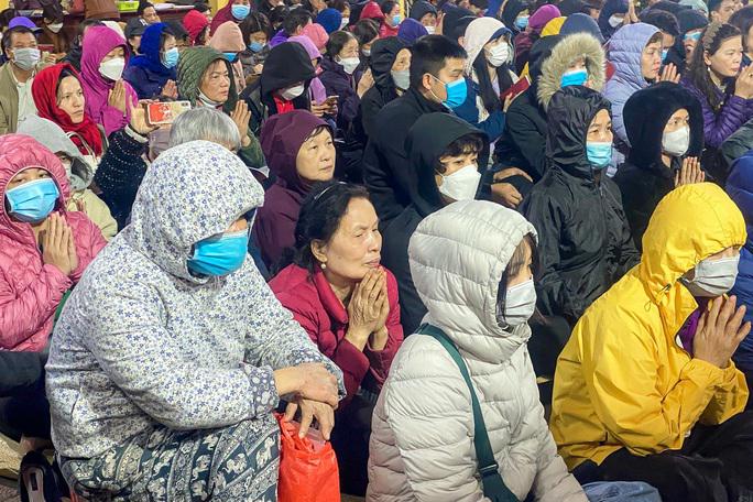 Theo ghi nhận nhiệt độ ngoài trời ở Hà Nội khá rét, chỉ khoảng 18 độ C nhưng hàng trăm phật tử và du khách thành tâm chắp tay hành lễ.