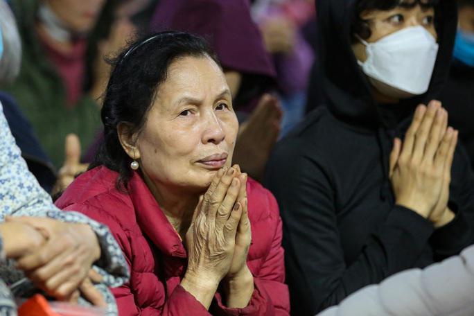 Từ người trẻ tới người già đều kính cẩn chắp tay hành lễ theo tiếng tụng kinh gõ mõ của sư thầy.