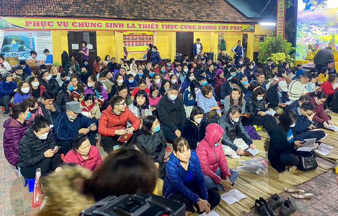 Sau khi kết thúc lễ khóa sao La Hầu, nhà chùa đã tổ chức phát lộc cho phật tử và nhân dân tới dự lễ.