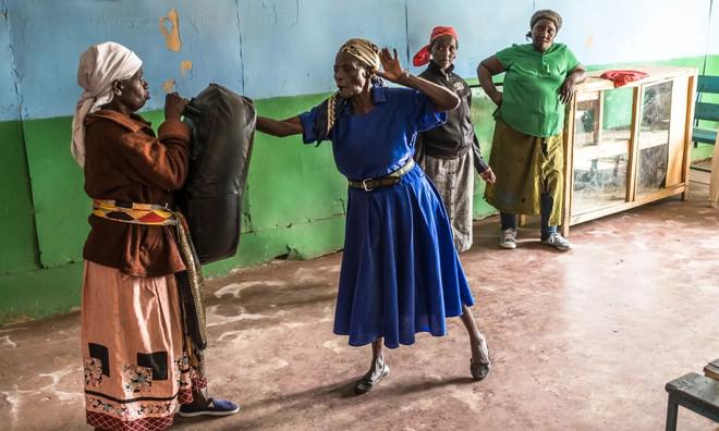 Bà Beatrice Nyariara, 81 tuổi, đang hướng dẫn các cụ bà ở khu định cư Korogocho, Nairobi những ngón đòn tự vệ