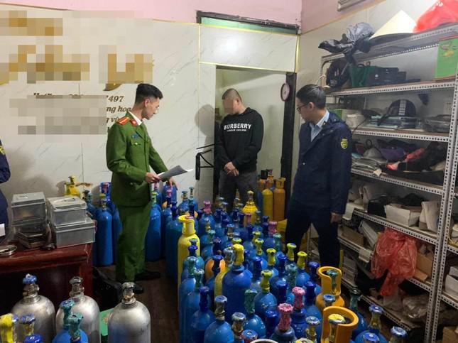 Lực lượng chức năng phát hiện số lượng lớn bình "khí cười"