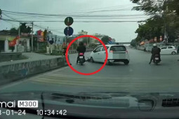 Clip: Phóng xe tông “sập” bánh ô tô, tài xế cùng xe máy văng xa và cái kết may mắn