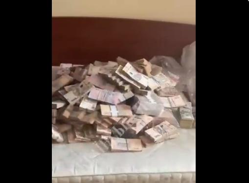 Hàng chục cọc tiền được tìm thấy trong nhà riêng cựu Thứ trưởng Quốc phòng Ukraine. Ảnh:&nbsp;Ukrainska Pravda