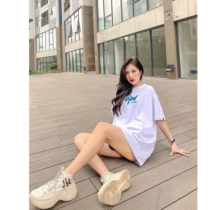 Chẳng những sở hữu vóc dáng quyến rũ, Linh Hương còn có làn da trắng như bông bưởi.
