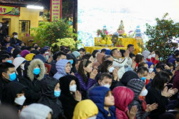 Tin tức trong ngày - Người dân đổ về chùa Phúc Khánh dâng sao giải hạn trong đêm