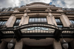 Thời trang - Tập đoàn hàng hiệu lớn nhất hành tinh suy giảm lợi nhuận?