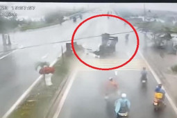 Tin tức trong ngày - Clip: Lao đầu vào dải phân cách, ô tô văng trúng “xe máy kéo”, 2 người thoát nạn