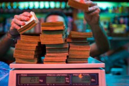 Kinh doanh - Nơi người dân vác bao tải tiền đi mua rau, tiền rơi trên đường không ai thèm nhặt