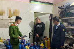 Pháp luật - Phát hiện kho ‘khí cười’ trong shop thời trang ở Hà Nội