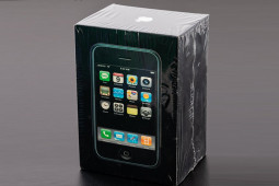 Thời trang Hi-tech - iPhone đầu tiên nguyên hộp được bán đấu giá lên tới 1,1 tỷ đồng?
