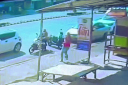 Phi thường - kỳ quặc - Video: Cô gái 28 tuổi tung cước hạ gục người vờ mua hàng rồi trộm vòng vàng