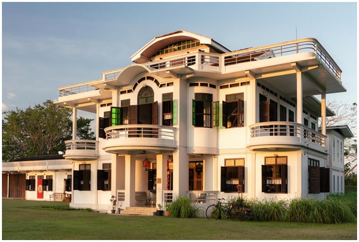 Nhà hàng cổ kính, bề thế của nhà chồng Nong Poy.