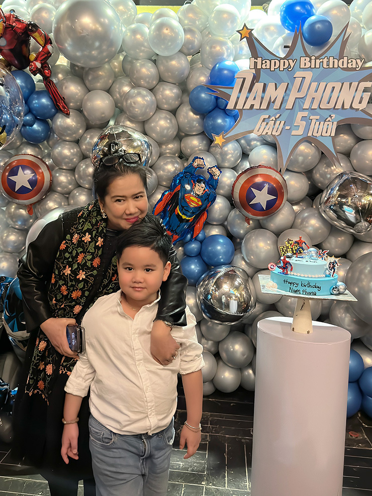Con trai 5 tuổi của Trang Nhung &#34;song ca&#34; với Tuấn Hưng trong tiệc sinh nhật hoành tráng - 11