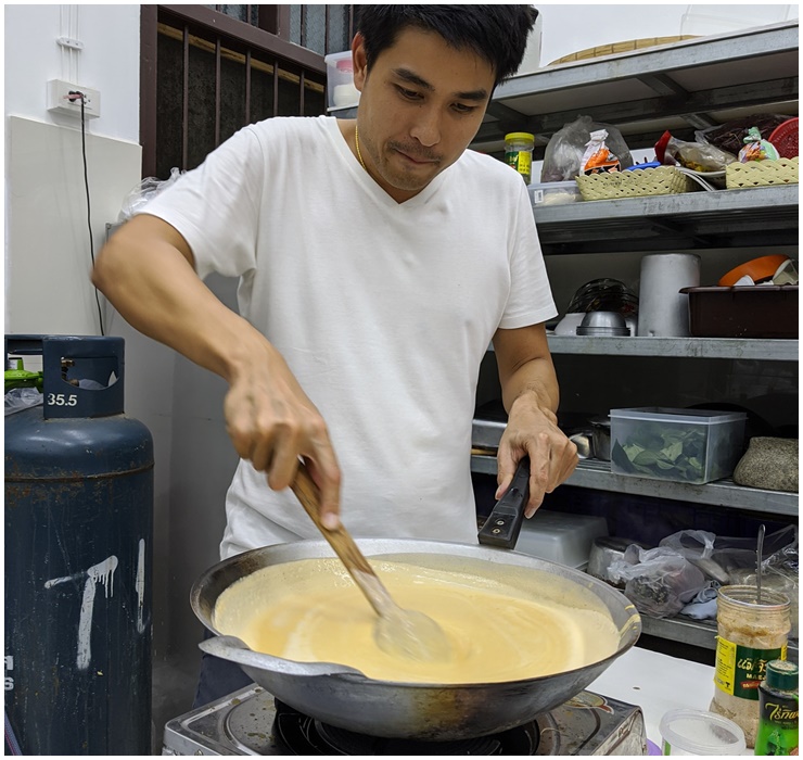 Vị hôn phu của Nong Poy có sở thích nấu ăn.