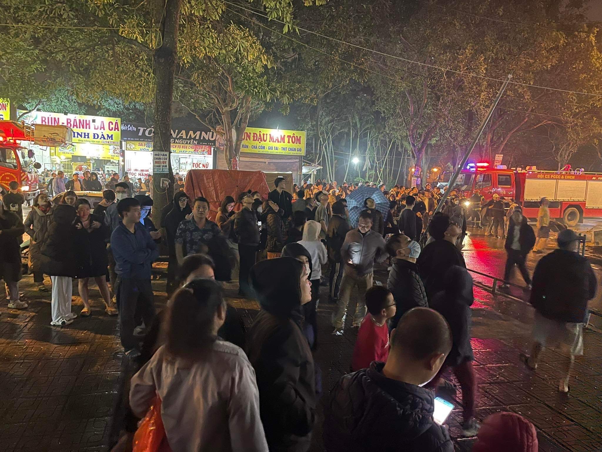 Cháy tầng cao chung cư đông dân nhất Hà Nội, cư dân ôm con tháo chạy - 4