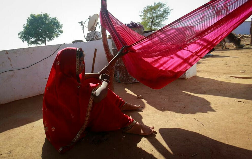 Một bé gái lấy chồng từ năm 11 tuổi đang ru con ngủ ở Ấn Độ (ảnh: Reuters)