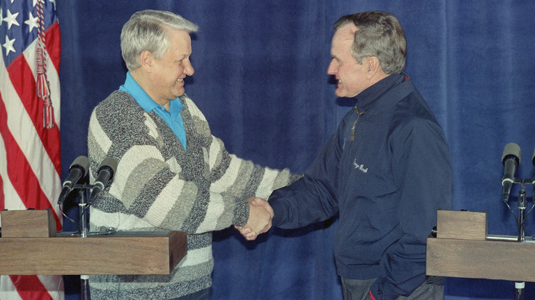 Tổng thống Mỹ Bush (bên phải) và Tổng thống Nga Yeltsin&nbsp;(bên trái) gặp nhau vào tháng 2/1992 (ảnh: RT)