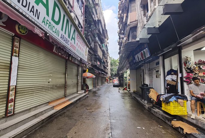 Một số cửa hàng và nhà hàng ở Quảng Châu đóng cửa vì dịch COVID-19 bùng phát mạnh. Ảnh: Reuters