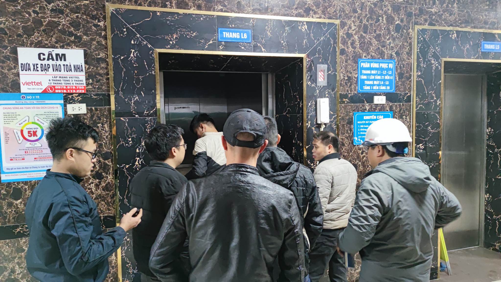 Lực lượng chức năng đang sửa chữa các thang máy tại toà HH3C sau vụ cháy.