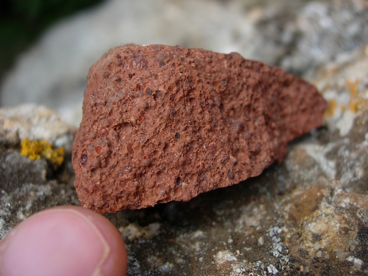 Trên thế giới có hơn 40 nước có tài nguyên bauxite trong đó có 5 nước có trữ lượng trên 1 tỷ tấn, trong đó có Việt Nam.
