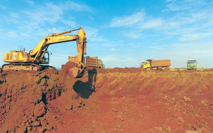&nbsp;Bauxite là một loại quặng nhôm trầm tích có màu hồng, nâu được hình thành từ quá trình phong hóa các đá giàu nhôm hoặc tích tụ từ các quặng có trước bởi quá trình xói mòn.

