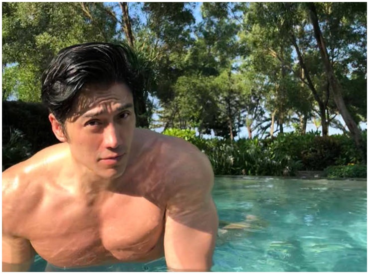 Nam thần không tuổi rất tích cực đi bơi.