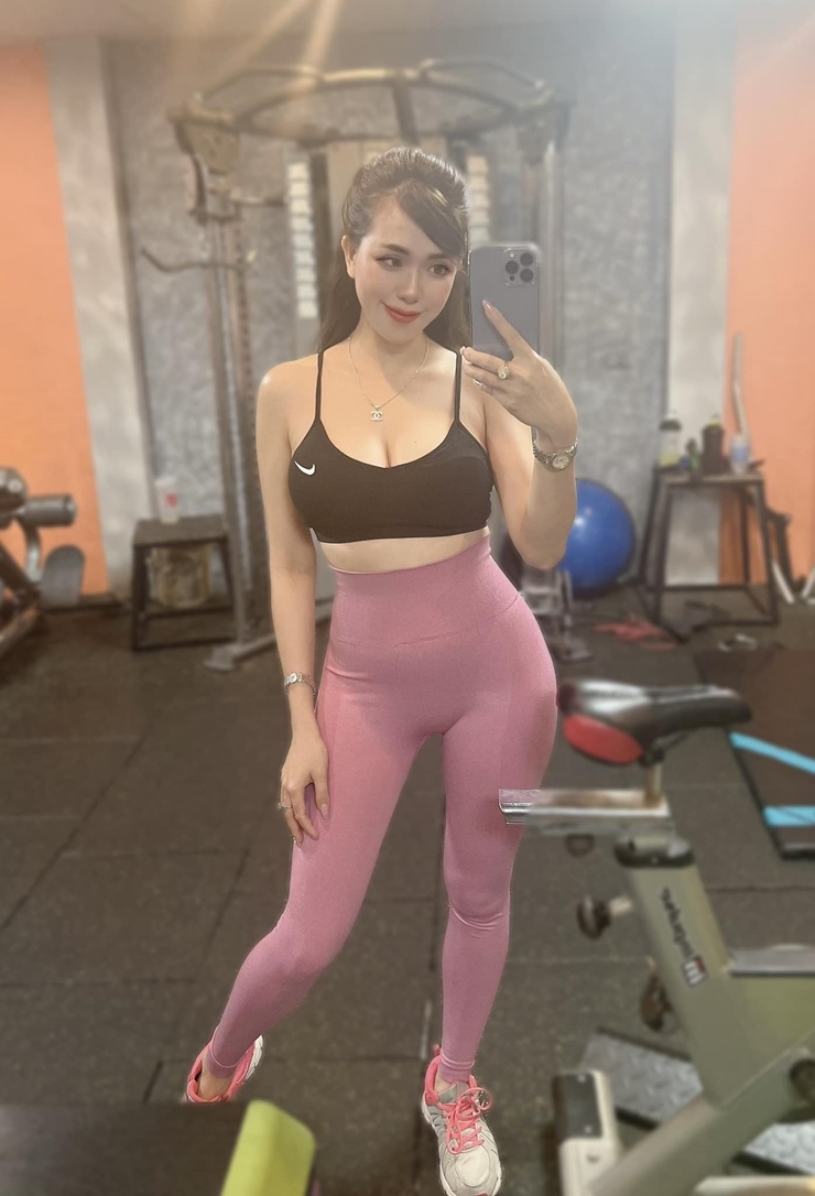 Bên cạnh đó, cựu hot girl Hà thành còn dành thời gian tới phòng tập gym để luyện tập thể thao nhằm duy trì vóc dáng. 
