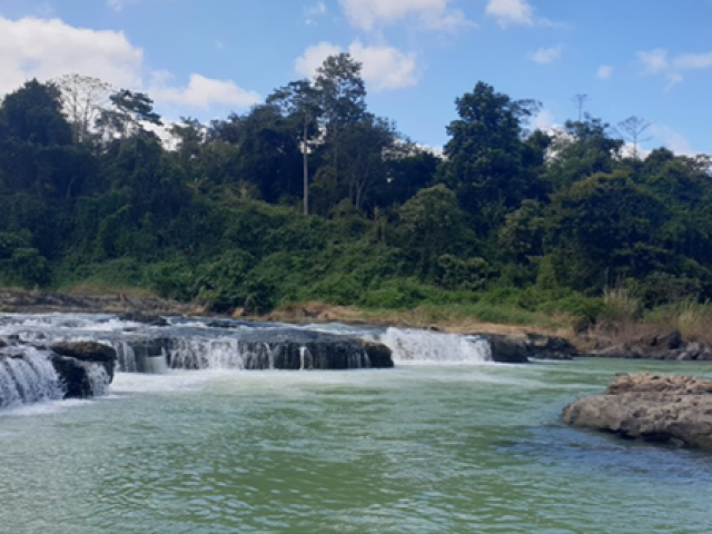 Tin tức trong ngày - Nhảy xuống thác cứu du khách, 2 người cùng bị đuối nước