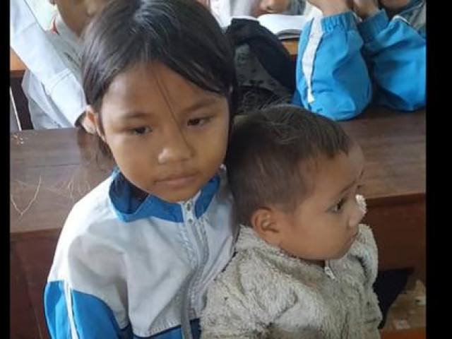 Tin tức trong ngày - Cảm động cô bé lớp 4 đi học dẫn theo em trai 3 tuổi
