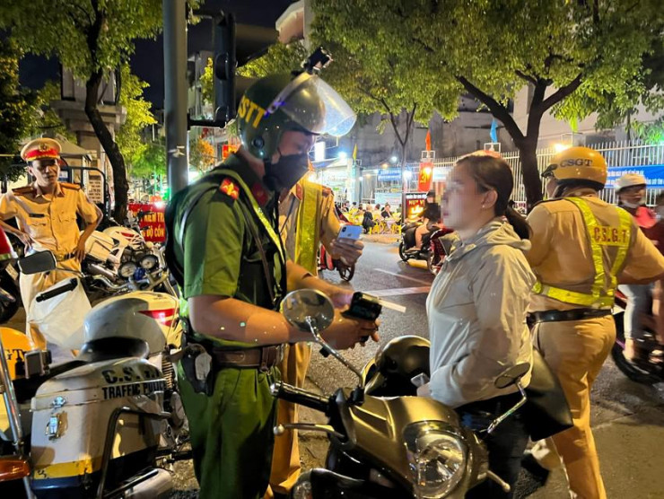 Cô gái cho biết chưa sử dụng rượu bia nhưng bị phát hiện vi phạm nồng độ cồn. Ảnh: NY