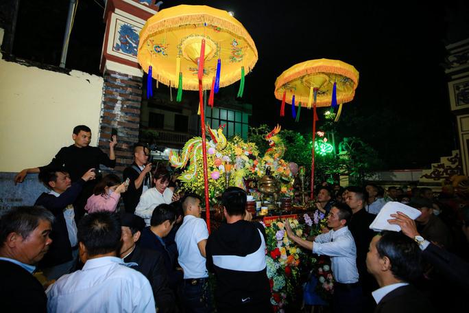 Đi trước là bàn với đủ đồ thờ như cây đèn, ống hoa, mâm ngũ quả, chè oản và đỉnh hương trầm nghi ngút rồi đến quả xôi. Kiệu của "ông lợn" sẽ được khiêng bởi những thanh niên trai tráng đi sau cùng.
