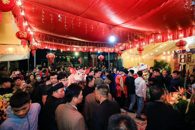 6 "ông lợn" đẹp nhất sẽ được lựa chọn để đưa vào cung chính của đình làm lễ dâng tế. 11 "ông lợn" còn lại sẽ được đặt ở gian ngoài.