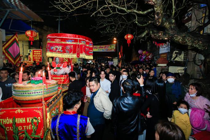 Người dân thích thú chiêm ngưỡng những “ông lợn” đang chờ trước cửa đình.