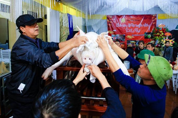Việc trang trí "ông lợn" sẽ kéo dài trong khoảng từ 2 đến 3 tiếng và đòi hỏi sự tỉ mỉ, khéo tay.