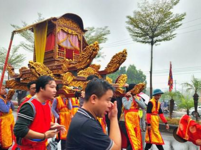 Hàng nghìn người dân dự lễ rước ở hội Lim giữa trời mưa rét