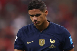 Bóng đá - Tin mới nhất bóng đá tối 4/2: SAO MU Varane chia tay ĐT Pháp vì quá tải