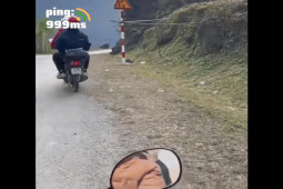 Xe máy - Xe đạp - Clip: Du khách Tây học theo "báo" Việt Nam bốc đầu và cái kết