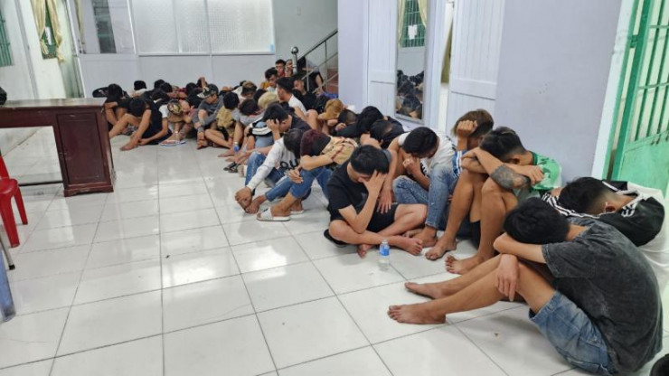 Nhóm 46 thanh thiếu niên tụ tập mang hung khí đi hổn chiến thì bị Công an phường An Hòa bắt giữ.
