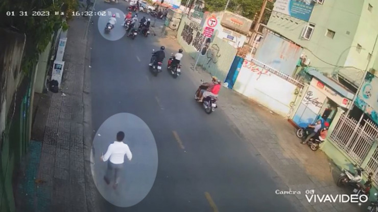 Hình ảnh nạn nhân đuổi theo cướp giật trong vô vọng được camera an ninh ghi lại. Ảnh chụp từ clip
