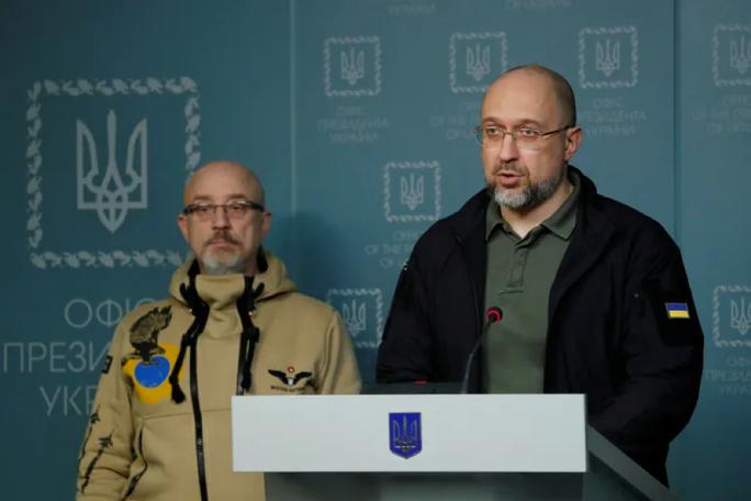 Thủ tướng Ukraine Denys Shmyhal cùng với Bộ trưởng Quốc phòng Oleksii Reznikov trong một buổi họp báo. Ảnh: Reuters